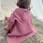 Lade das Bild in den Galerie-Viewer, Badeponcho in beerigem Pink zum Einkuscheln nach dem Baden im Meer
