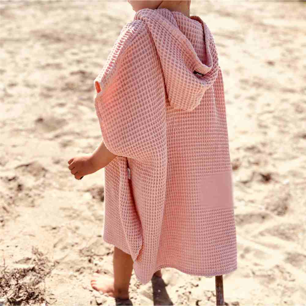 Badeponcho lachsfarben ideal zum Spielen am Strand