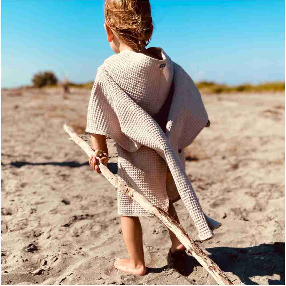 Badeponcho schlammfarben ideal zum Einkuscheln und Spielen am Strand nach dem Baden