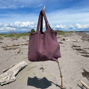 Große Tasche in Mauve, also Beerenfarben, der ideale Begleiter für den Strandurlaub